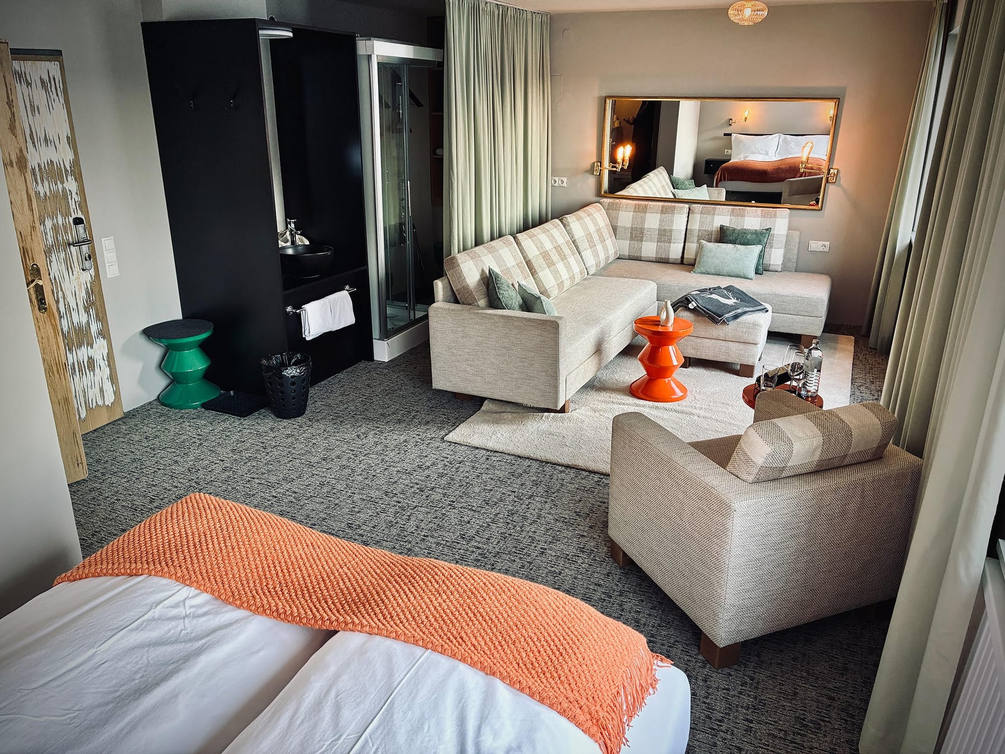 Motel Studio — Room 9